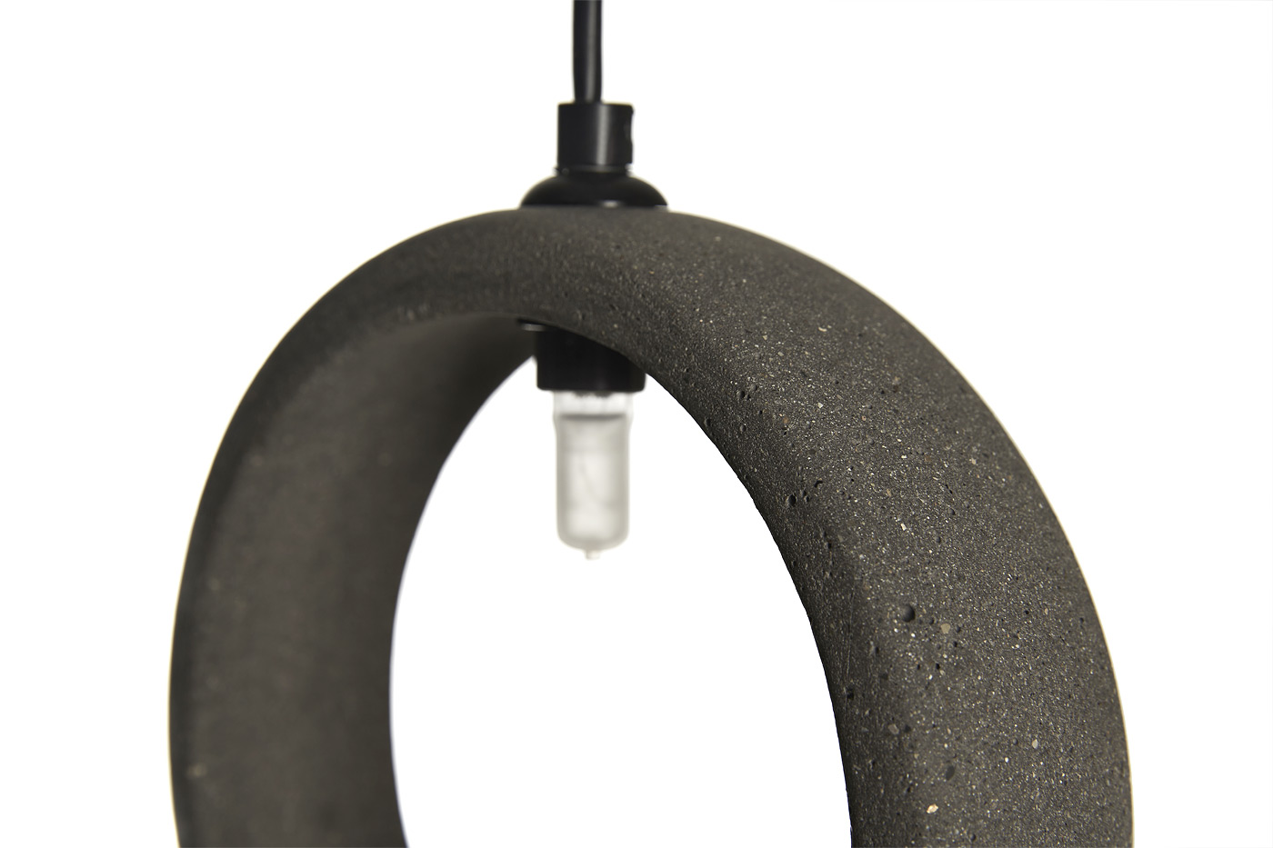 Bild 8: „Anthrazit-Sand“ Ring-Hängeleuchte aus Beton: „Anthrazit-Sand“