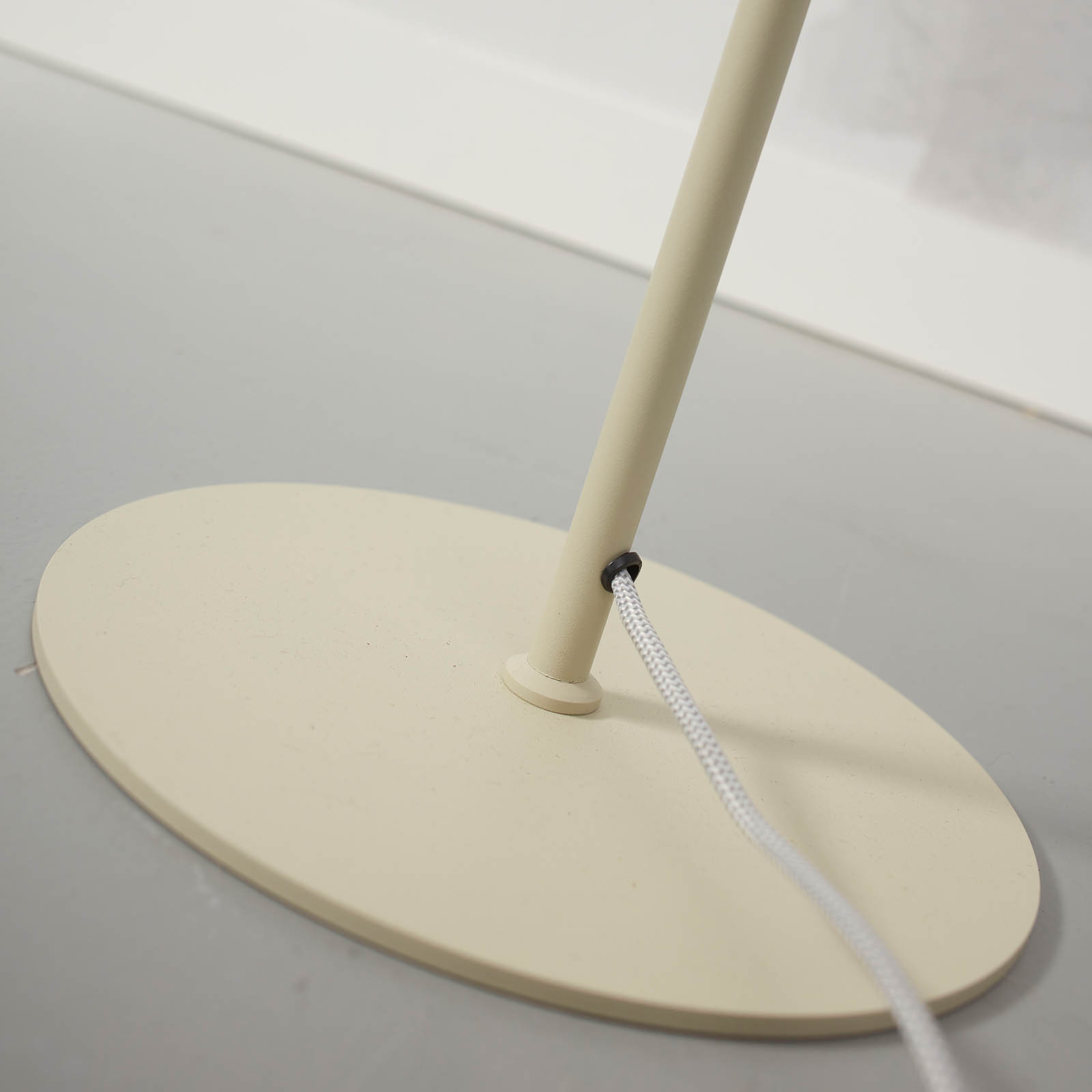 Schicke Stehleuchte mit konischem Schirm, Bild 13