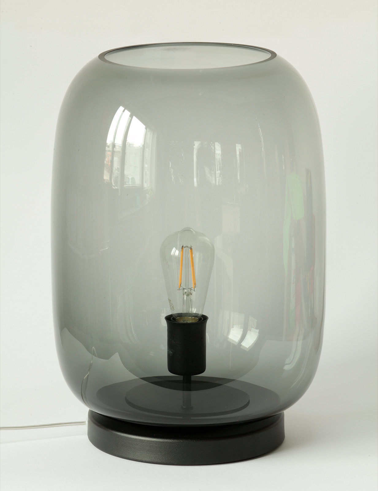 Große Glas-Tischleuchte (45 cm) mit Rauchglas-Schirm: Hier mit dekorativer „Edison“-LED-Birne