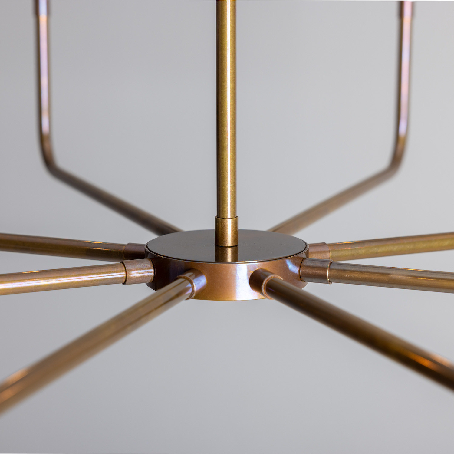 Modern Eight-Light Chandelier: Alt-Messing patiniert