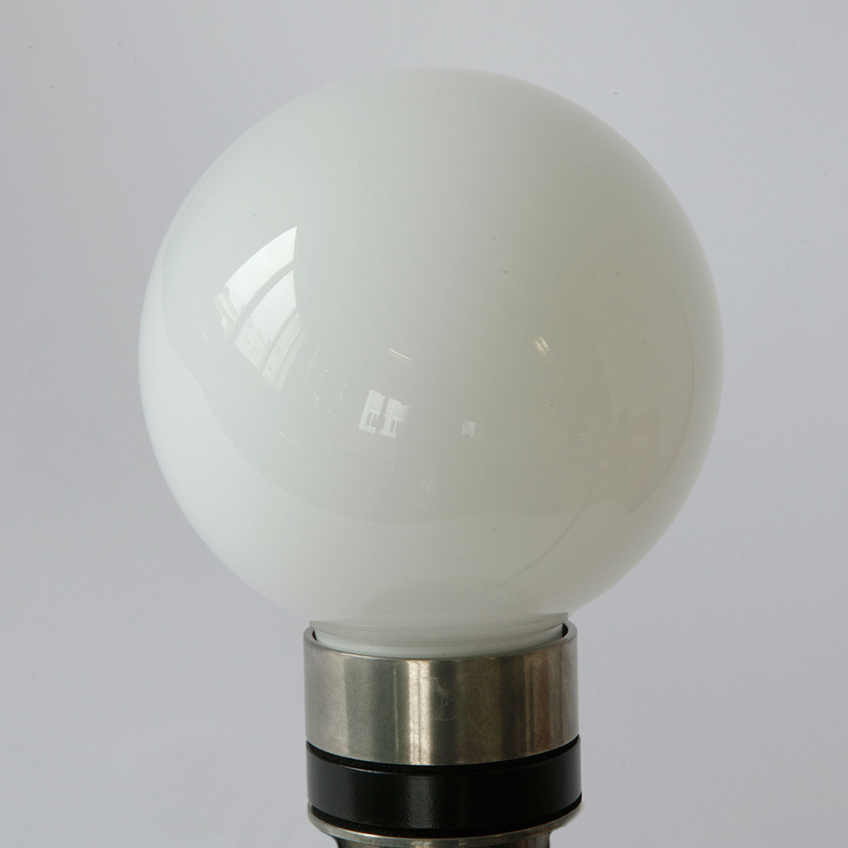 Bad-Wandlampe mit zwei Glaskugeln (klares, prismatisches, opales Glas), IP65: Messing alt-silbern (patiniert), opales Glas