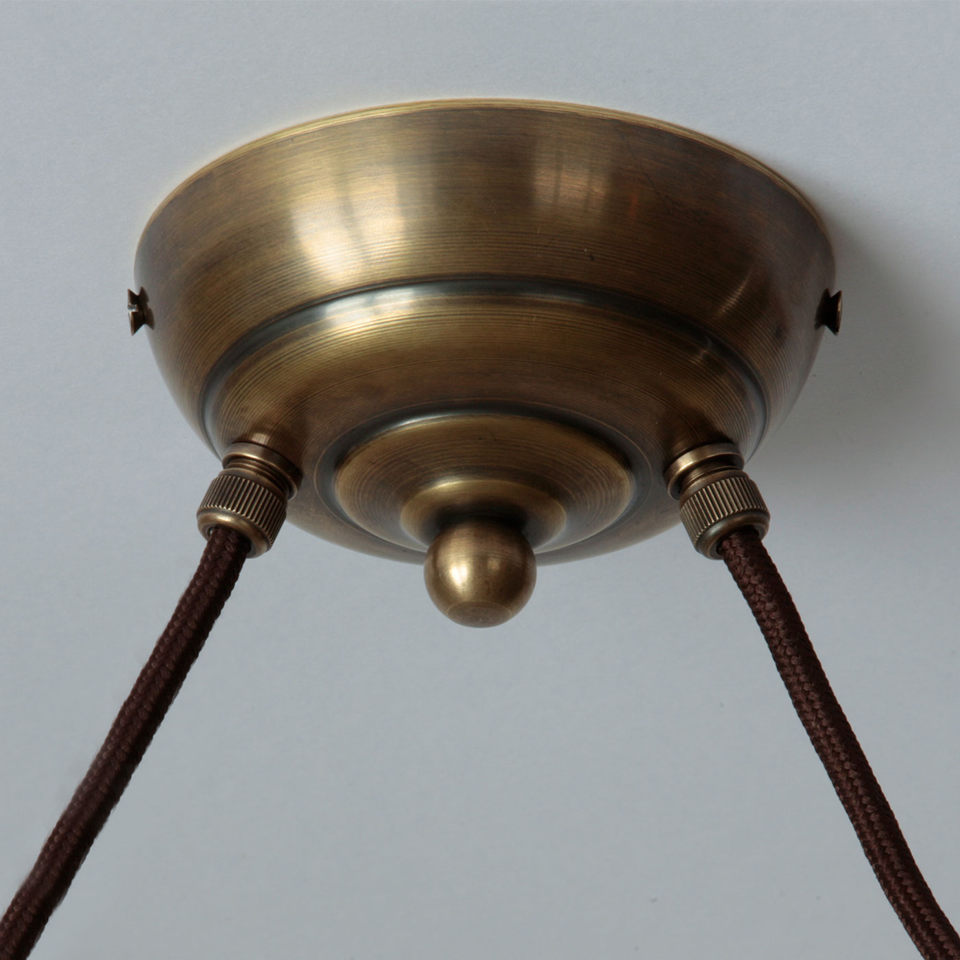 Zweiflammige Jugendstil-Hängeleuchte mit Opalglas-Schirmen: Das Deckenteil in Messing antik handpatiniert