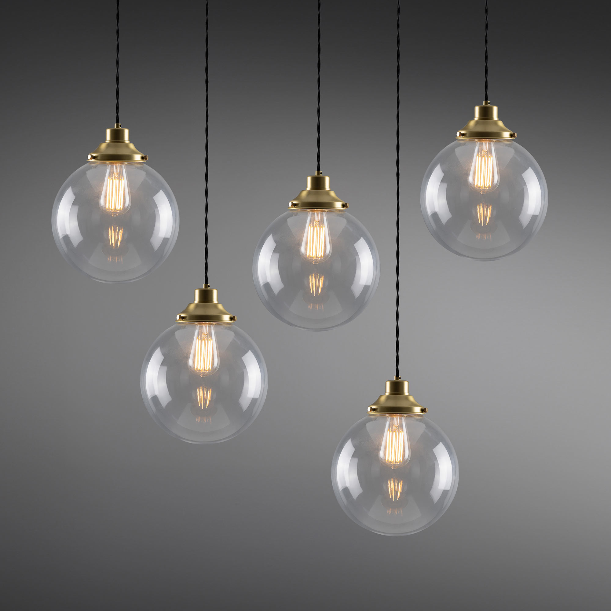 Gruppe aus fünf Glaskugel-Pendelleuchten (Ø 25 cm) Gruppe aus fünf Glaskugel-Pendelleuchten (Ø 25 cm)