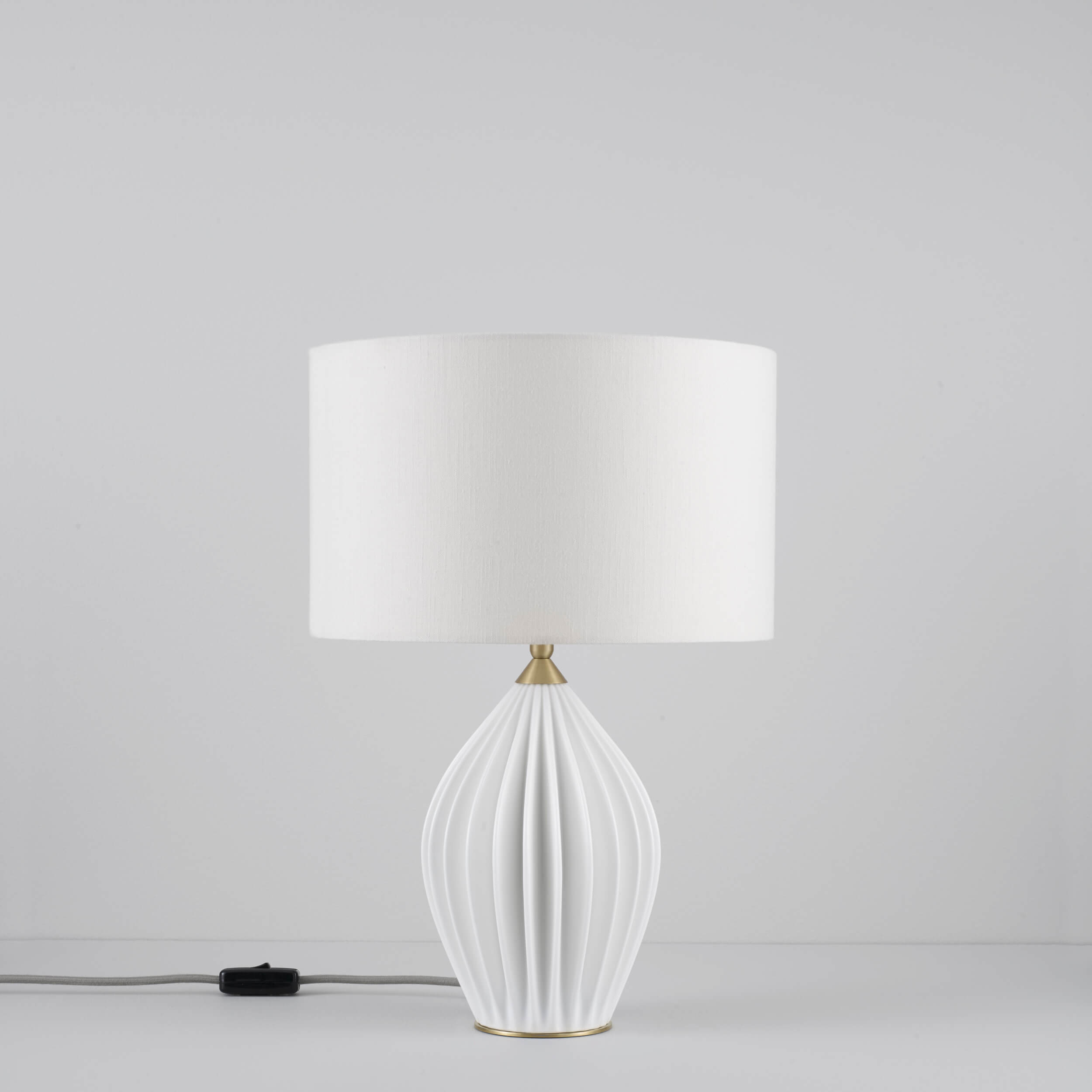 Bild 2: Der Unterschied liegt in der Größe: FIN QUEEN ... (Höhe 49 cm) Raffinierte Tischleuchte aus Porzellan FIN QUEEN / KING: Der Unterschied liegt in der Größe: FIN QUEEN ... (Höhe 49 cm)