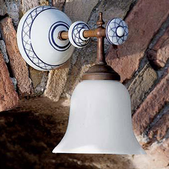 CARACOI Kleine Wandleuchte aus Messing und Keramik: Ausführung mit handbemalter Keramik und glattem Glasschirm
