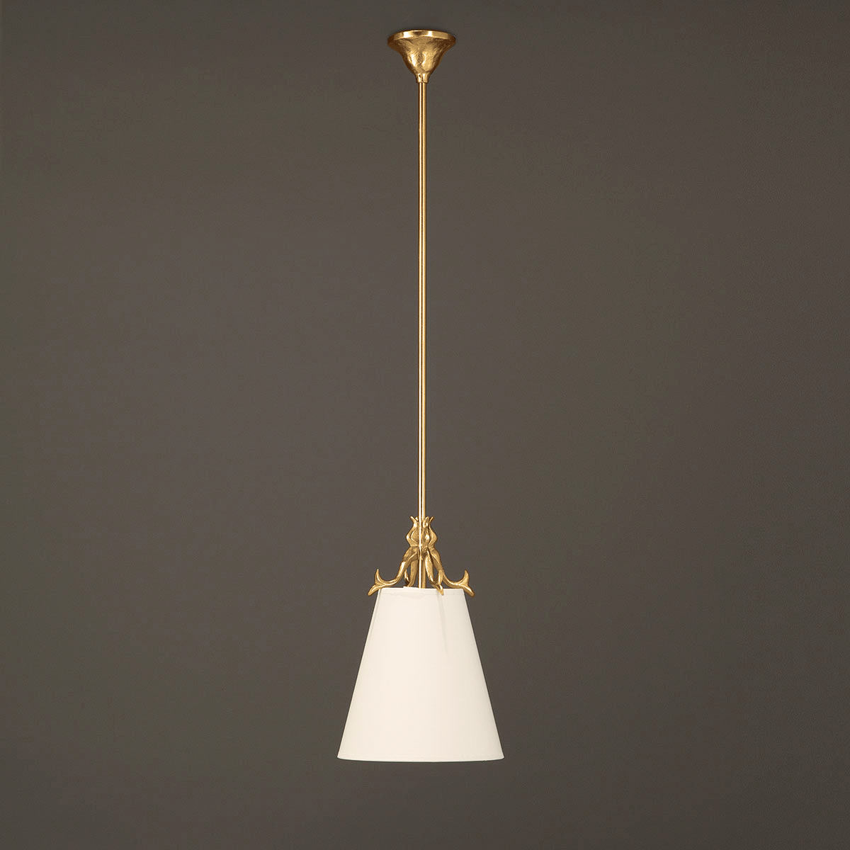 Bild 8: Modell 2 (kleiner Schirm), Bronze vergoldet Stabhängeleuchte VENISE: Bronzeguss mit verschiedenen Textilschirmen: Modell 2 (kleiner Schirm), Bronze vergoldet