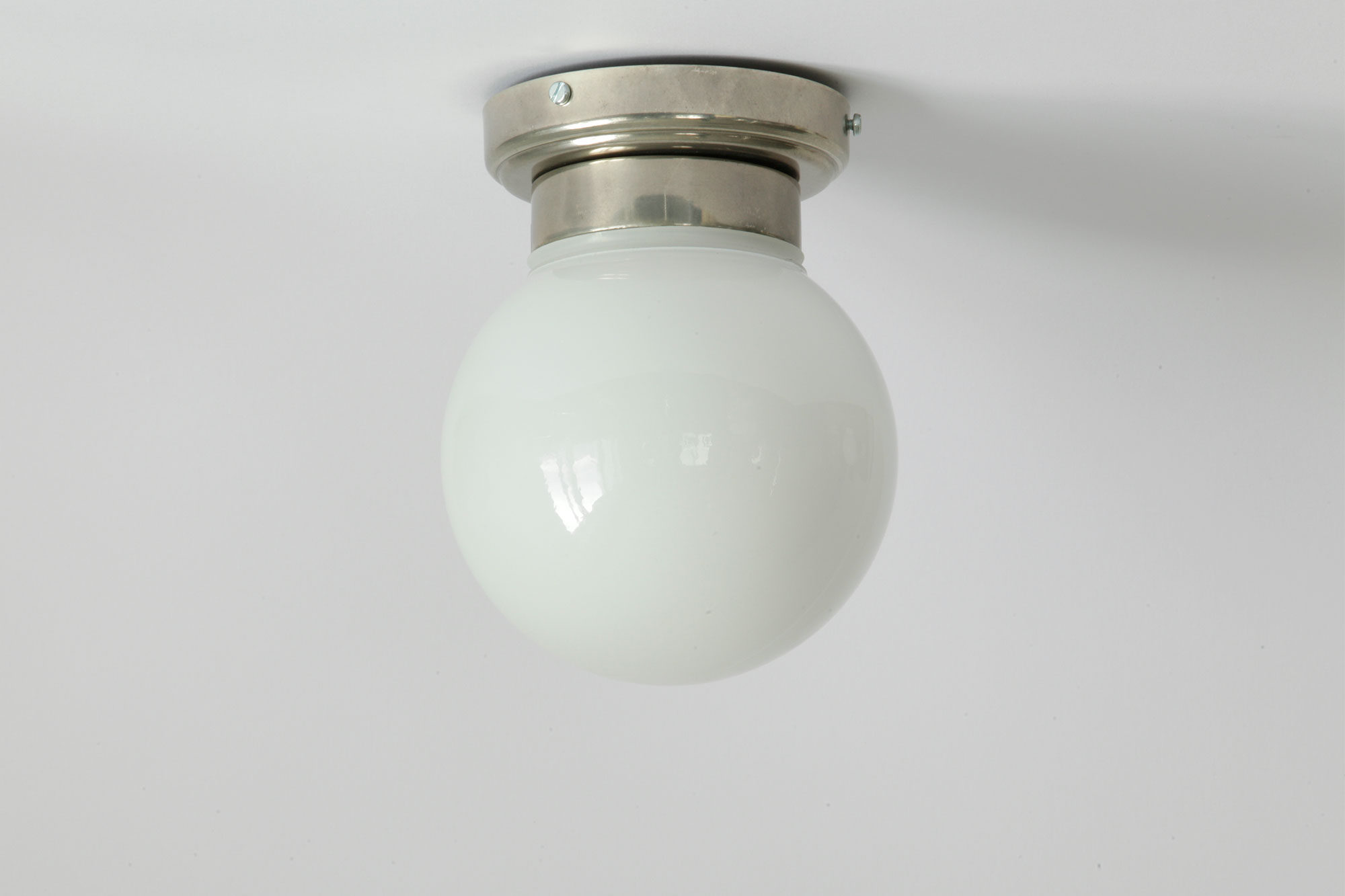 Moderne, kleine Kugel-Deckenleuchte (Opal-Glas), mit IP65 auch für Bäder: Bad-Kugellampe mit Opalglas-Schirm, hier in Messing alt-silbern (patiniert)