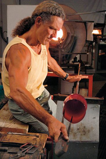 Fig. 7: Der Künstler Rick Strini in seinem Glaskunst-Atelier auf Maui (Hawaii) Exotic hand-forged floor lamp with Hawaiian glass: Der Künstler Rick Strini in seinem Glaskunst-Atelier auf Maui (Hawaii)