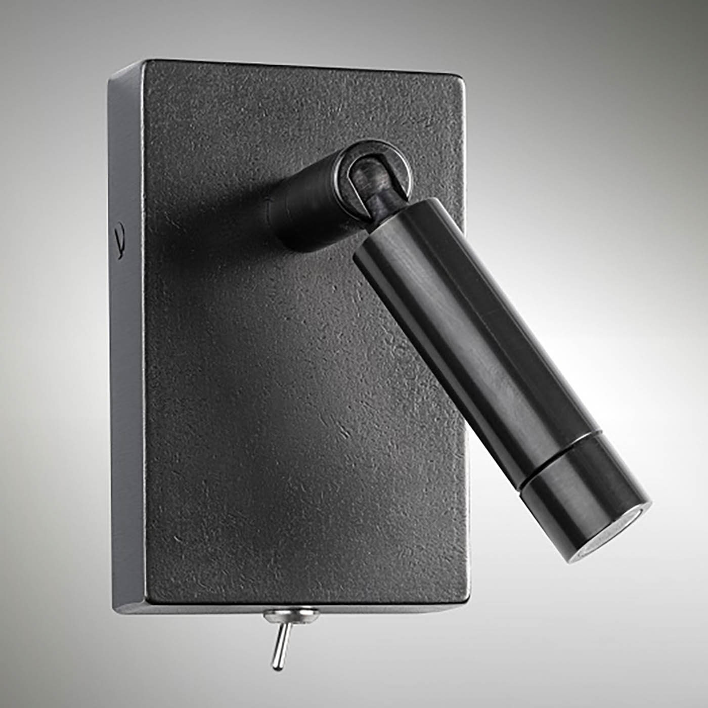 LED-Gelenk-Spot aus Messing, z. B. als Bettleuchte AL46: Das Modell mit Schalter in schwarz patiniert.