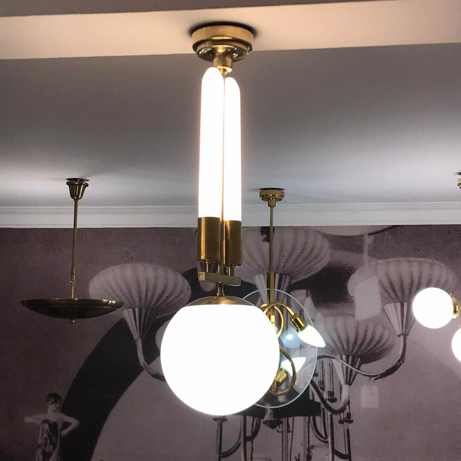Extravagante Kugel-Hängeleuchte mit zwei Röhrenlampen im Art déco-Stil der 30er Jahre, Bild 11
