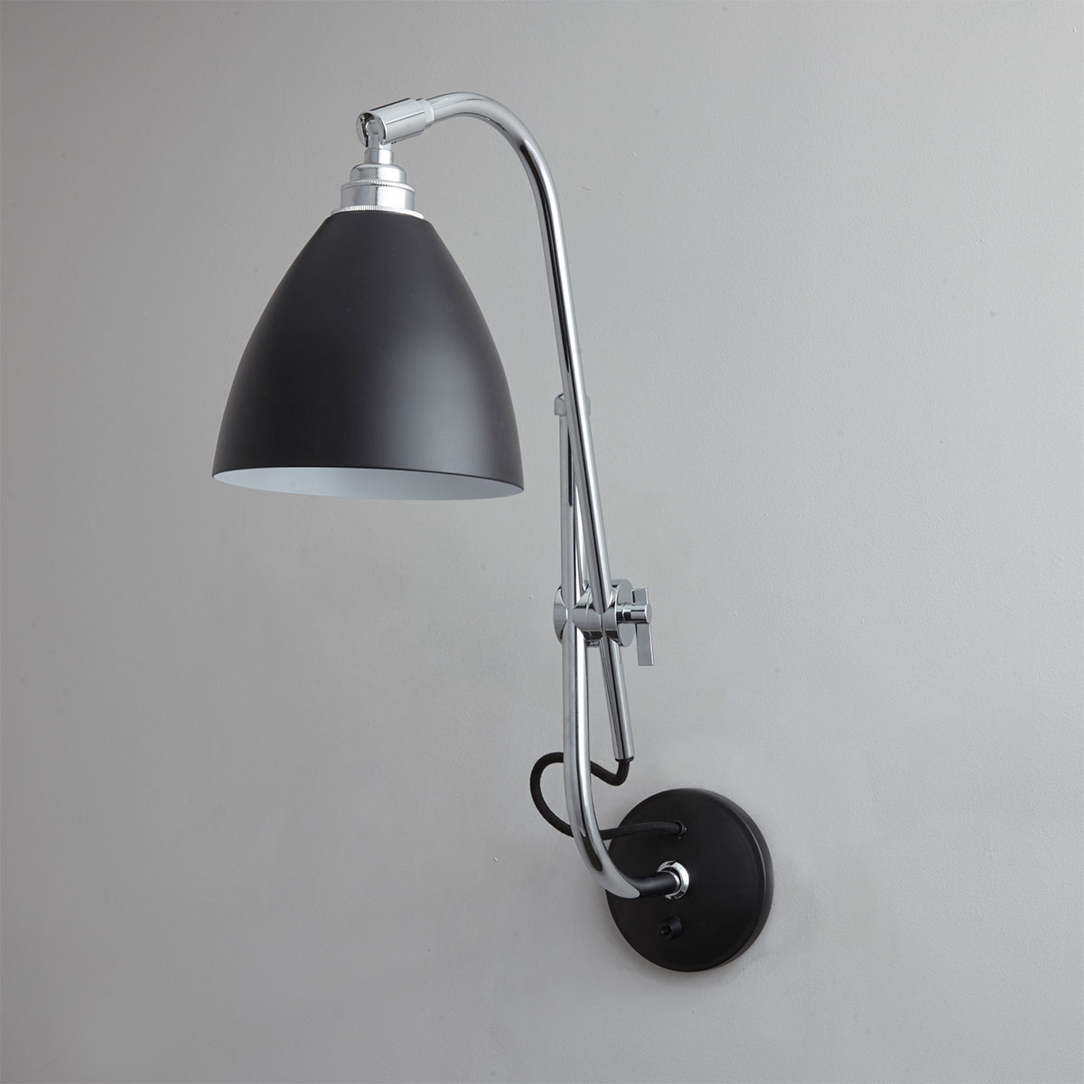 Bild 3: Wandleuchte in Schwarz, Wandleuchte mit Gelenk-Auslegerarm im Bauhaus-Stil TASK: Wandleuchte in Schwarz,