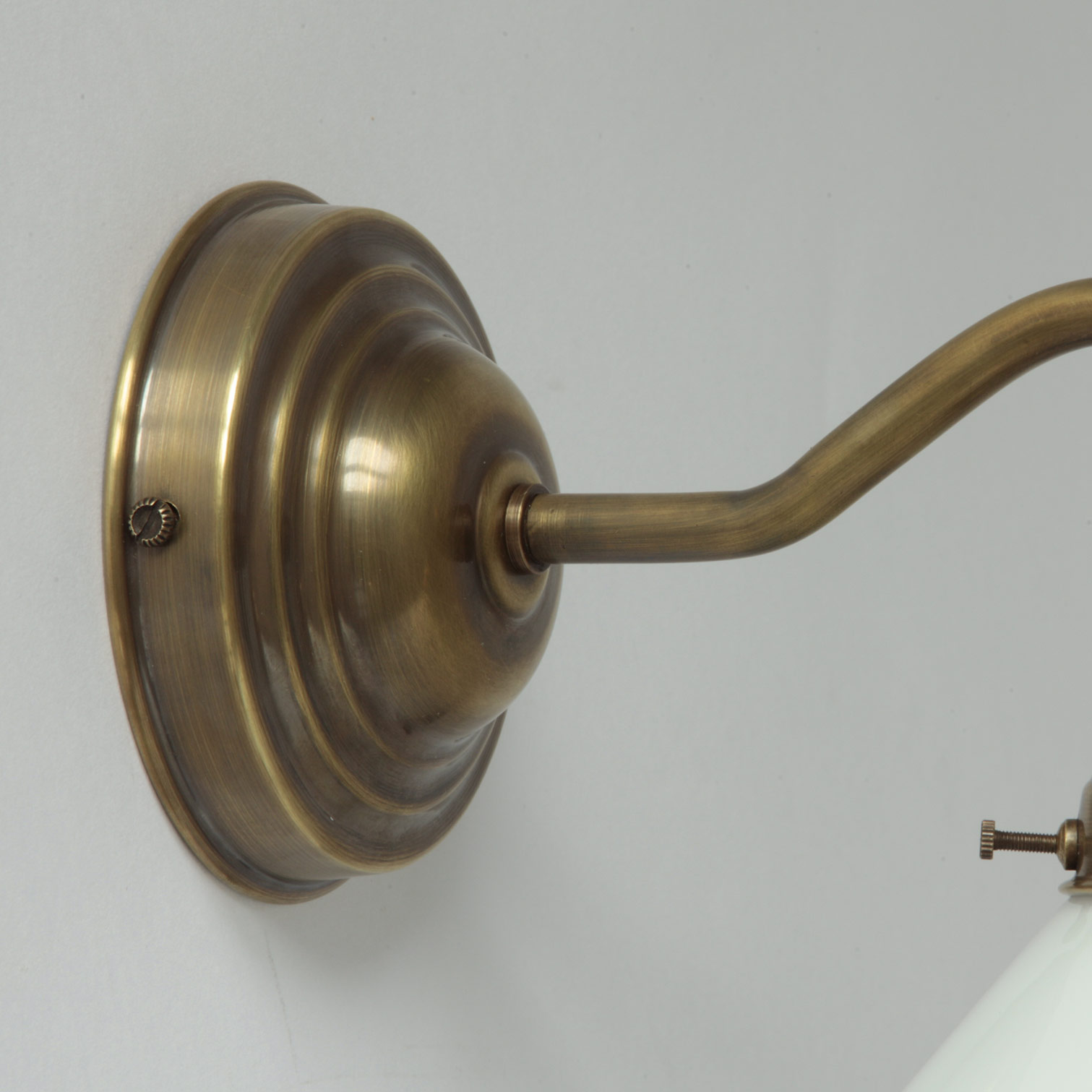 Jugendstil-Wandlampe aus Messing mit Glockenschirm: antik handpatiniert (Altmessing)