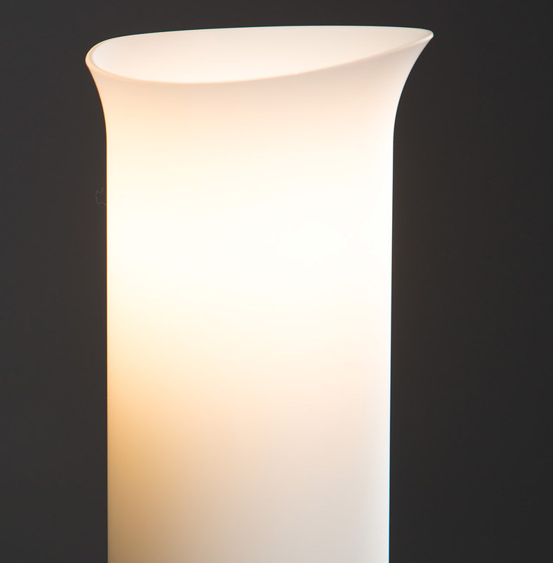 Hohe schmiedeeiserne Kerzen-Wandleuchte WL 3654: Das mundgeblasene, satinierte Kerzen-Glas sorgt für dezentes, stimmungsvolles Licht