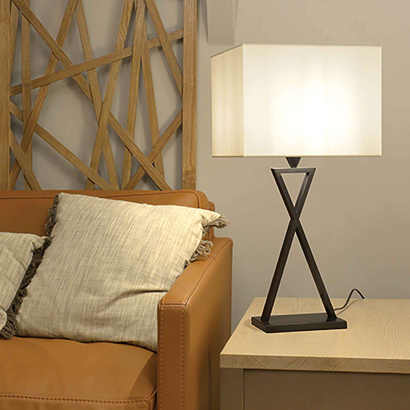 Moderne Tischleuchte mit rundem Stoffschirm L196: Ausführung schwarz patiniert, anderes Schirmmodell (bitte anfragen)