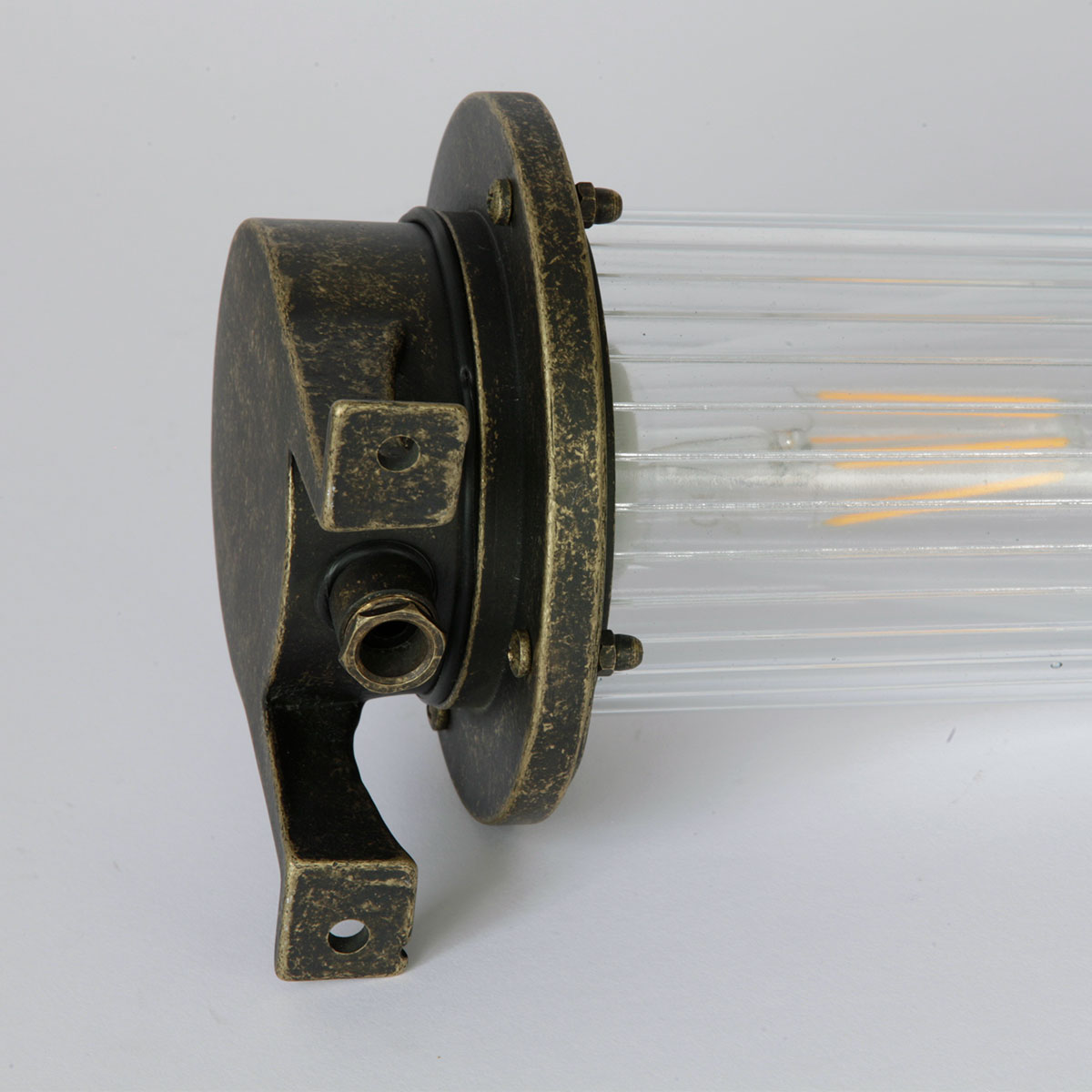 Messingguss-Schiffslampe mit gerilltem Glas-Zylinder, IP64: „Messing matt patiniert“