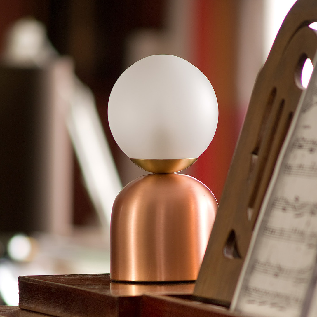 Handgefertigte, kleine Design-Tischleuchte mit Glaskugel, Bild 4 Handgefertigte, kleine Design-Tischleuchte mit Glaskugel, Bild 4