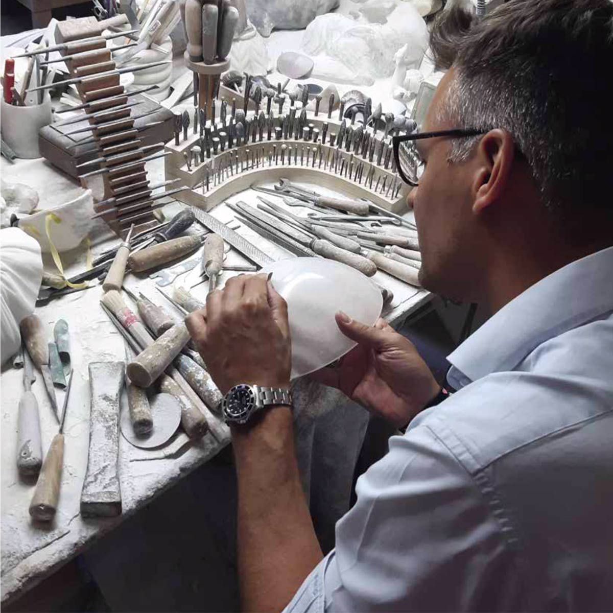 Italienische Tischleuchte mit Murano-Glaskugel und Alabaster-Sockel AFRODITE: Alabaster muss mit großer Sorgfalt von erfahrenen Handwerkern verarbeitet werden