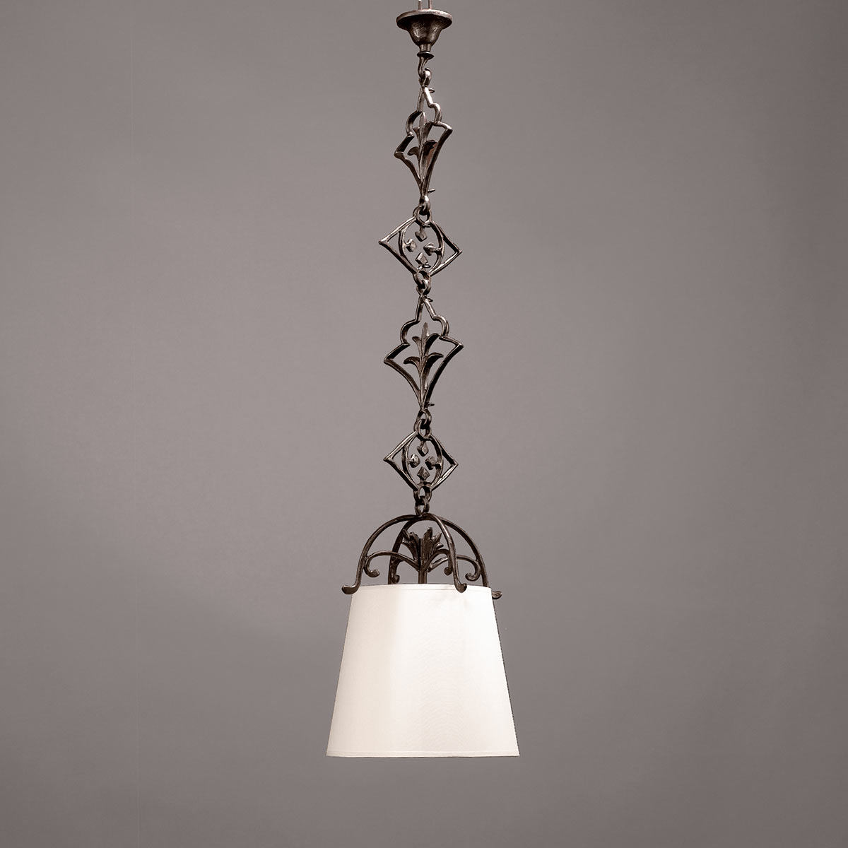 Hängeleuchte mit filigraner Bronzeguss-Aufhängung und Stoffschirm VÉRONE Hängeleuchte mit filigraner Bronzeguss-Aufhängung und Stoffschirm VÉRONE
