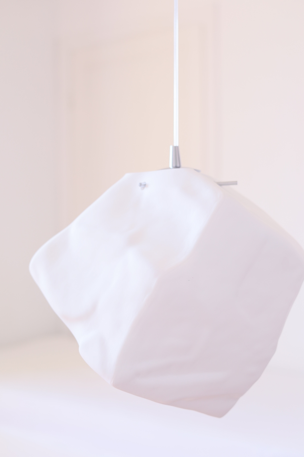 Pendelleuchte mit unregelmäßigem, weißem Struktur-Glas, Fig. 8 Pendelleuchte mit unregelmäßigem, weißem Struktur-Glas, Fig. 8