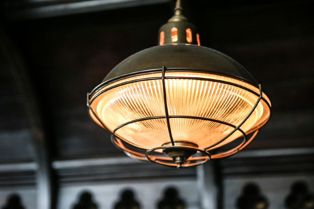 Industrieleuchte mit Schutzgitter und Holophanglas-Refraktor, Bild 14 Industrieleuchte mit Schutzgitter und Holophanglas-Refraktor, Bild 14