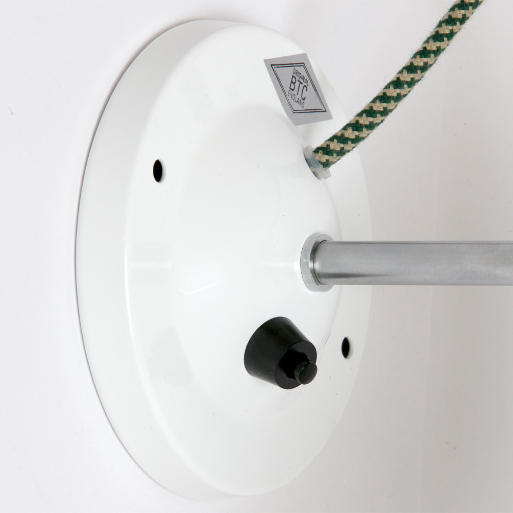 Kleine Wandlampe mit geriffeltem Porzellanschirm: Der Sockel der Wandschalter-Version ist aus Stabilitätsgründen aus Stahl (nur in Weiß lieferbar)