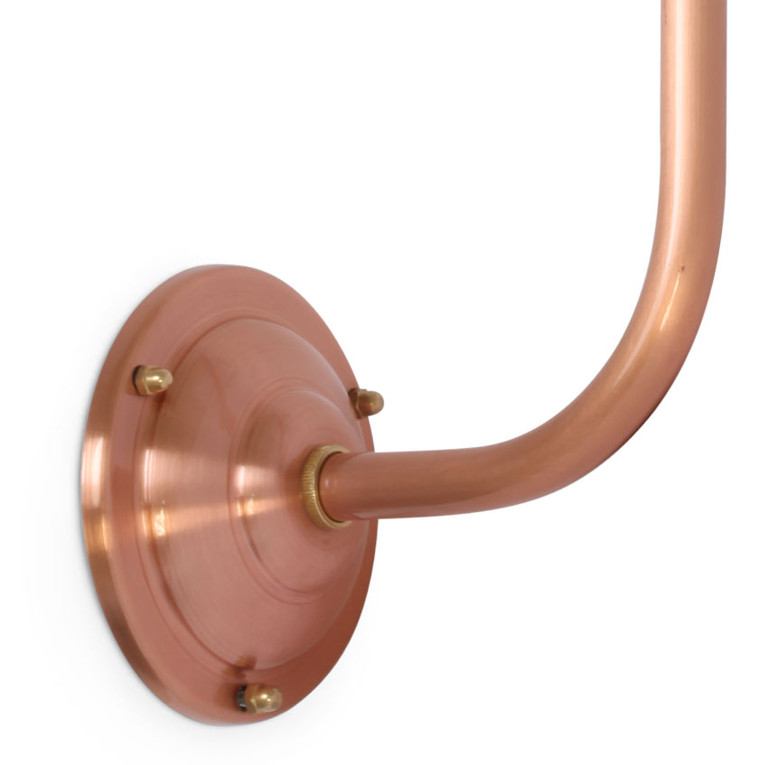 Bild 5: Nur bei den Kupfer-Modellen wird das Wandteil als nostalgische Wellrosette mit Hutmuttern ausgeführt Elegante Wandleuchte mit Glaszylinder am Schwanenhals: Nur bei den Kupfer-Modellen wird das Wandteil als nostalgische Wellrosette mit Hutmuttern ausgeführt