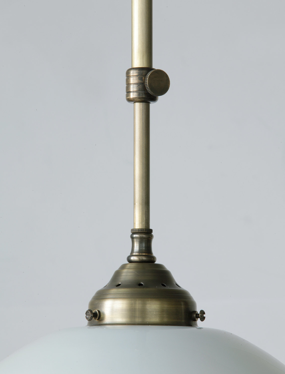Klassische Stab-Deckenleuchte mit 30/35 cm-Opalglas-Schirm: Das Pendelrohr ist von 100 bis ca. 170 cm ausziehbar.