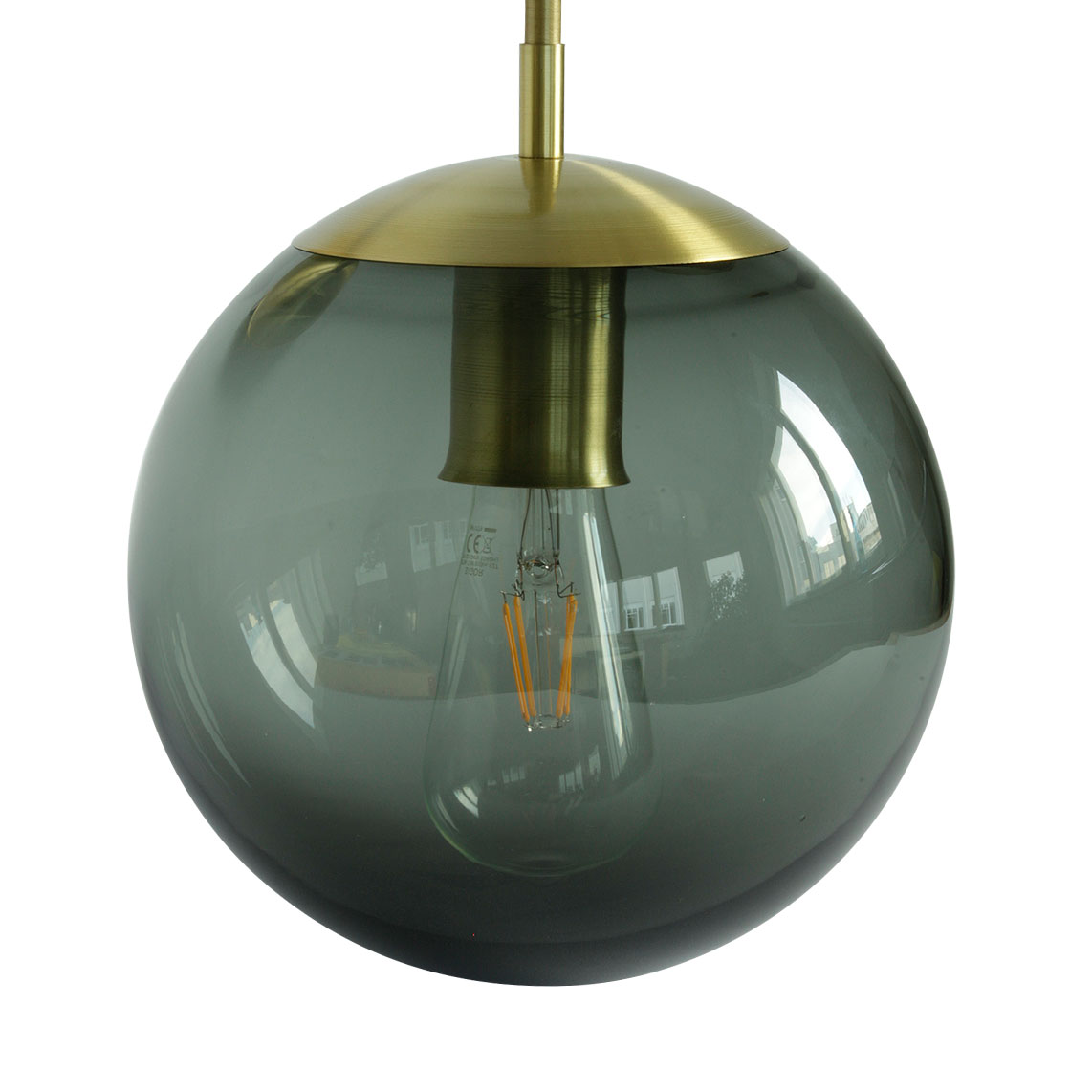 Doppel-Wandleuchte mit zwei Glaskugeln, auch Rauchglas, oder farbig: Zeitlos elegant: Glaskugel-Schirm (hier klares Rauchglas – grau gefärbt und Messing)