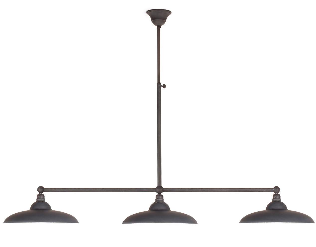 Rustikale Stabpendel-Balkenlampe mit drei flachen Schirmen Rustikale Stabpendel-Balkenlampe mit drei flachen Schirmen