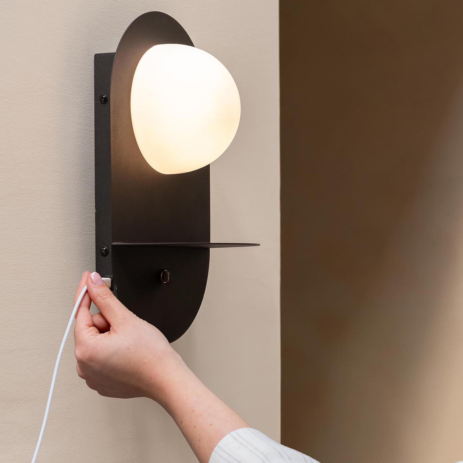 Funktionale Wandleuchte mit Tastdimmer und USB-C Port