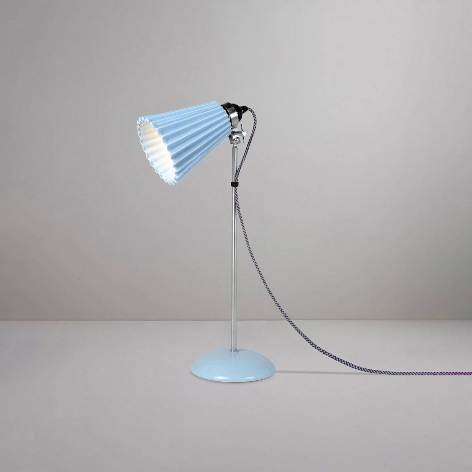 Charming bedside lamp made of porcelain, Fig. 6