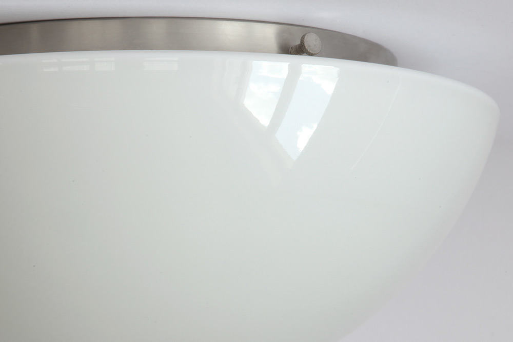 Klassische, flach gewölbte Glas-Deckenlampe Ø 26 cm: Handwerklich saubere Verarbeitung im Detail. (Ausführung „Nickel matt“)