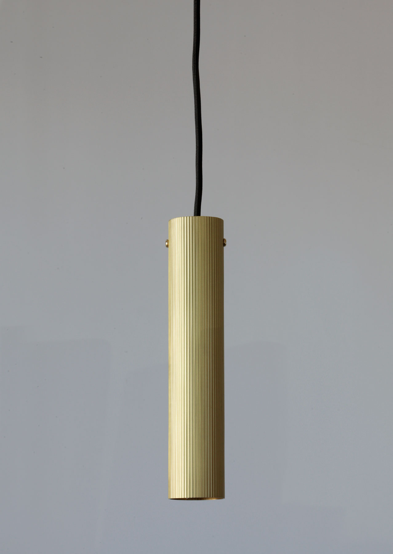 Schmale Röhren-Pendelleuchte aus Messing, kanneliert, Ø 5 cm: Perfekt über einem Bar-Tresen: die schmale Röhren-Pendellampe (hier Messing satiniert)