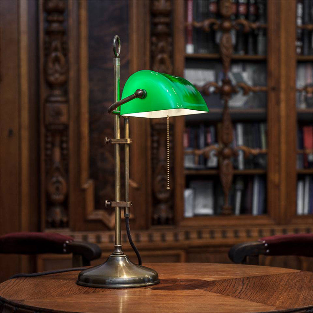 Klassische Schreibtischlampe: Bankerlampe mit rundem Sockel: Klassische Bankerlampe: hier glattes Gestänge in Messing antik patiniert, grüner Schirm