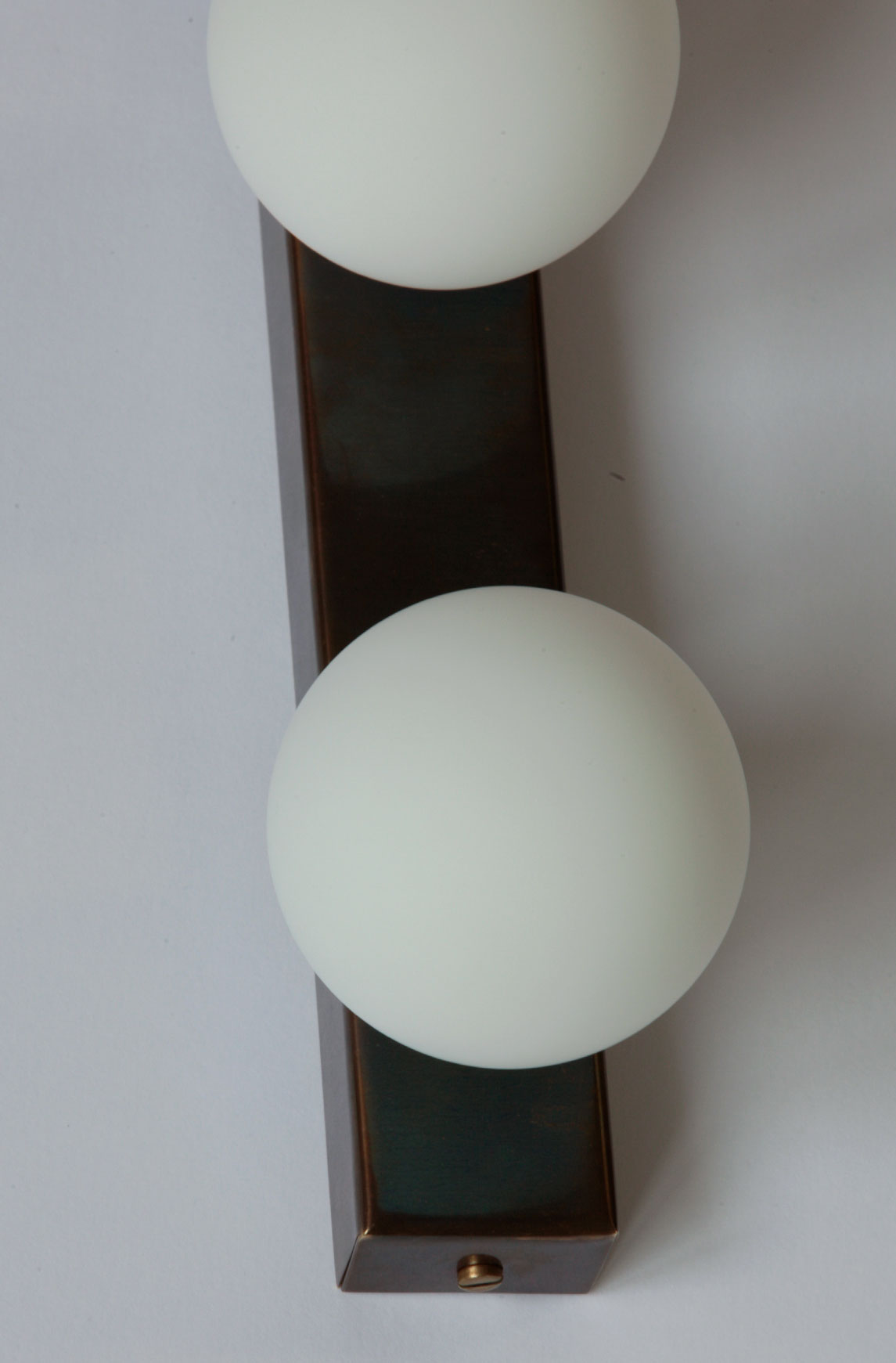 Wandleuchte mit drei Opalglas-Kugeln, mit IP44 auch für Bad-Spiegel: Die matten, kleinen Glaskugel-Schirme (Ø 8 cm) sorgen für weiches, blendarrmes Licht – ideal am Badspiegel