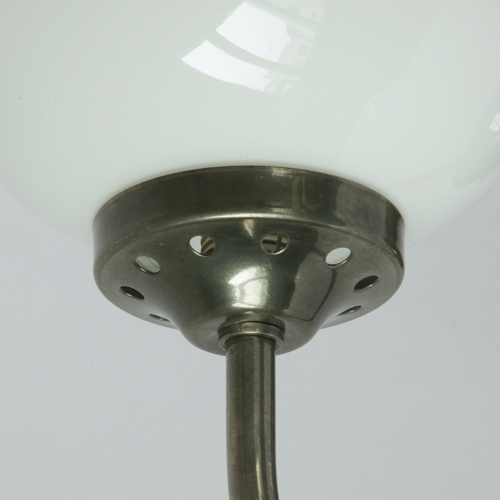 Schlichte, kleine Kugelglas-Wandleuchte am Bogenarm: In der Kugel ist eine G9-Fassung für Halogen oder LED