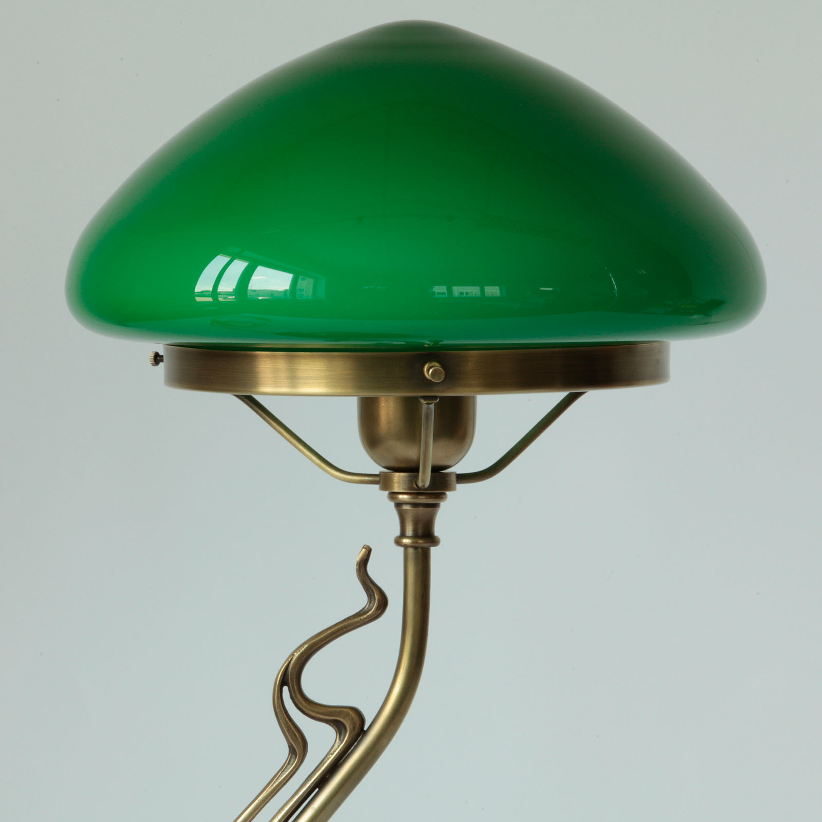 Art Nouveau "Mushroom" Table Lamp with Curved Brass Frame: Abgebildet in antik handpatiniert (Altmessing) und smaragdgrünem Glas