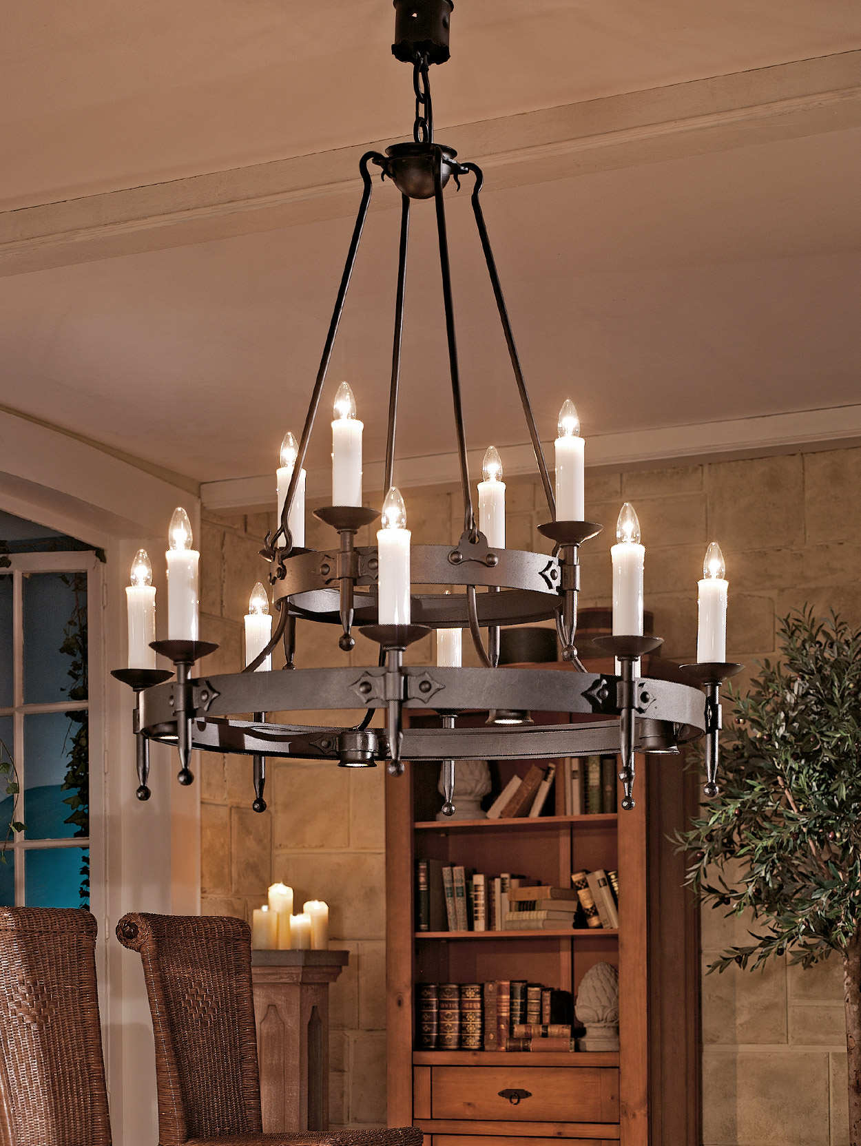 Großer geschmiedeter Kerzen-Leuchter mit Strahlern nach unten, Bild 3 Großer geschmiedeter Kerzen-Leuchter mit Strahlern nach unten, Bild 3