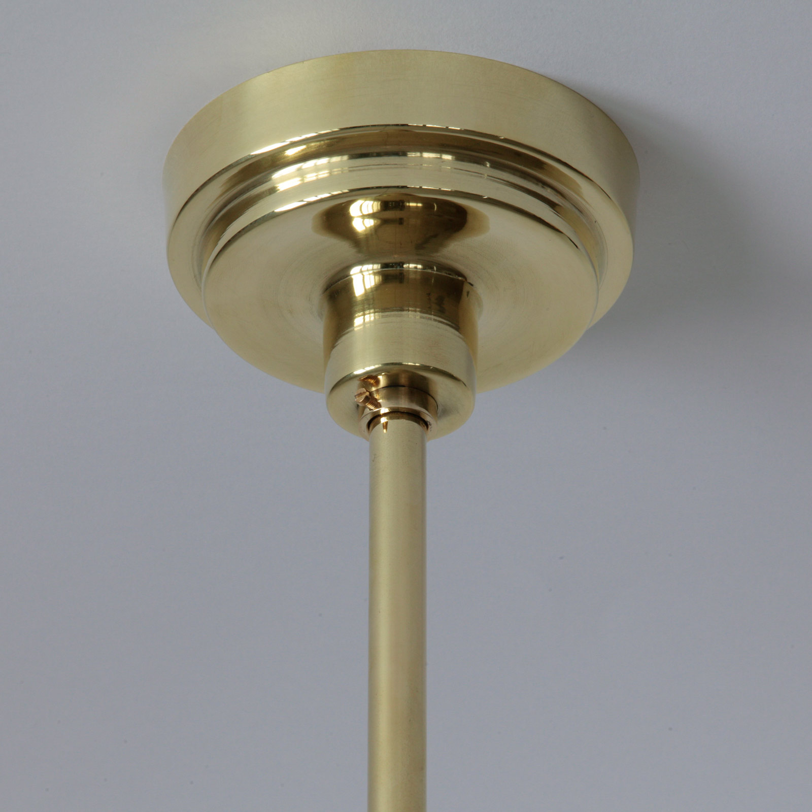 Stab-Pendelleuchte mit Kegelglas Ø 30 cm: Balachin (Ø 11 cm), hier in Messing poliert und lackiert