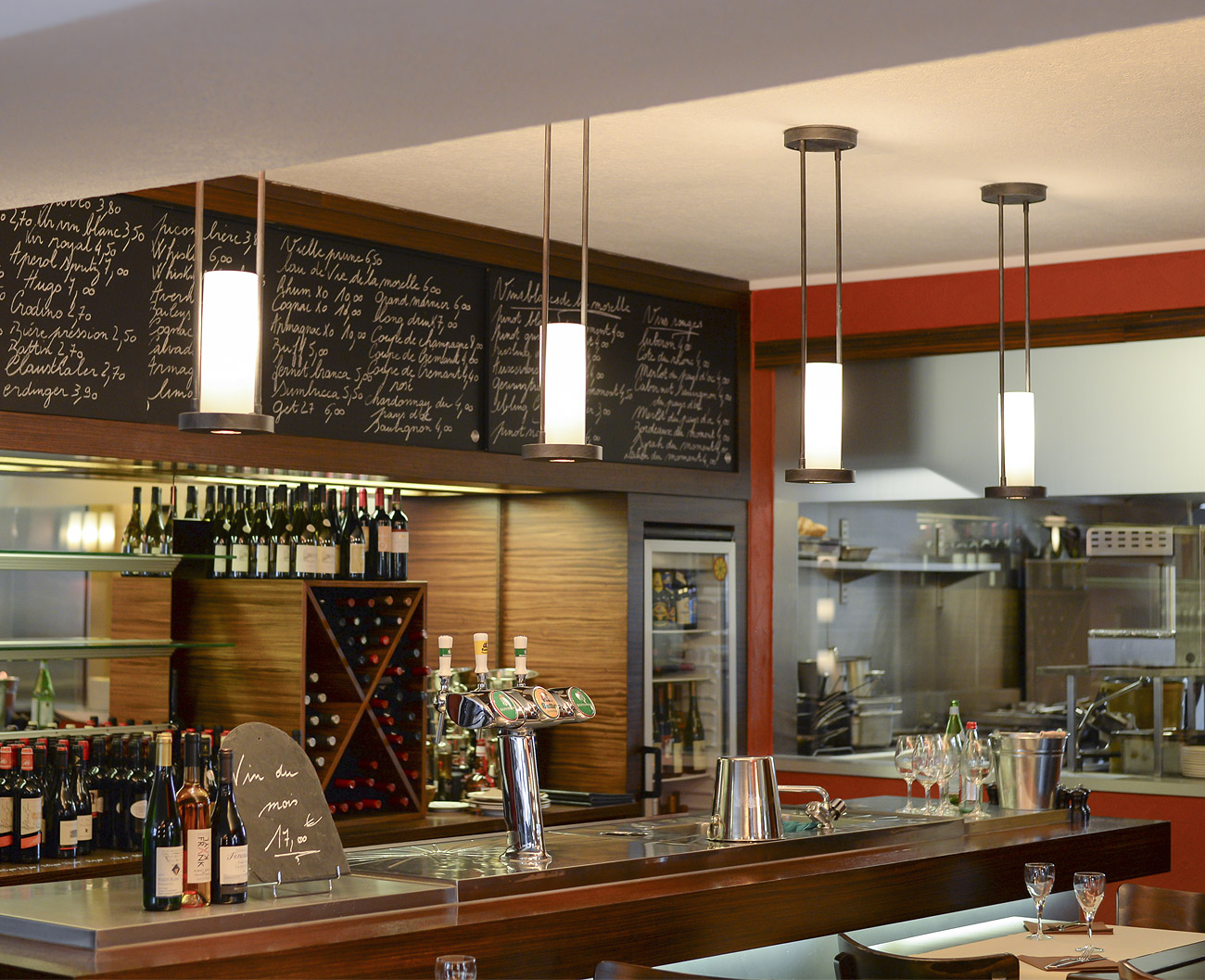 Bild 4: Die Leuchten zieren das „Le Bistrot Gourmand“ in Remerschen, Luxembourg Für Theken: geschmiedete Stab-Hängeleuchte mit Downlight-Spot: Die Leuchten zieren das „Le Bistrot Gourmand“ in Remerschen, Luxembourg