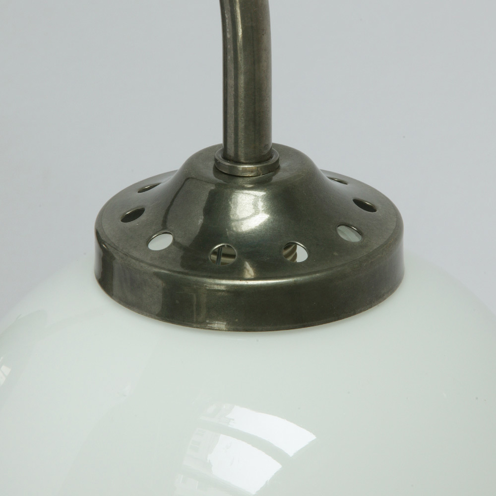 Kleine, hängende Kugel-Wandlampe aus Messing: In der Kugel ist eine G9-Fassung für Halogen oder LED