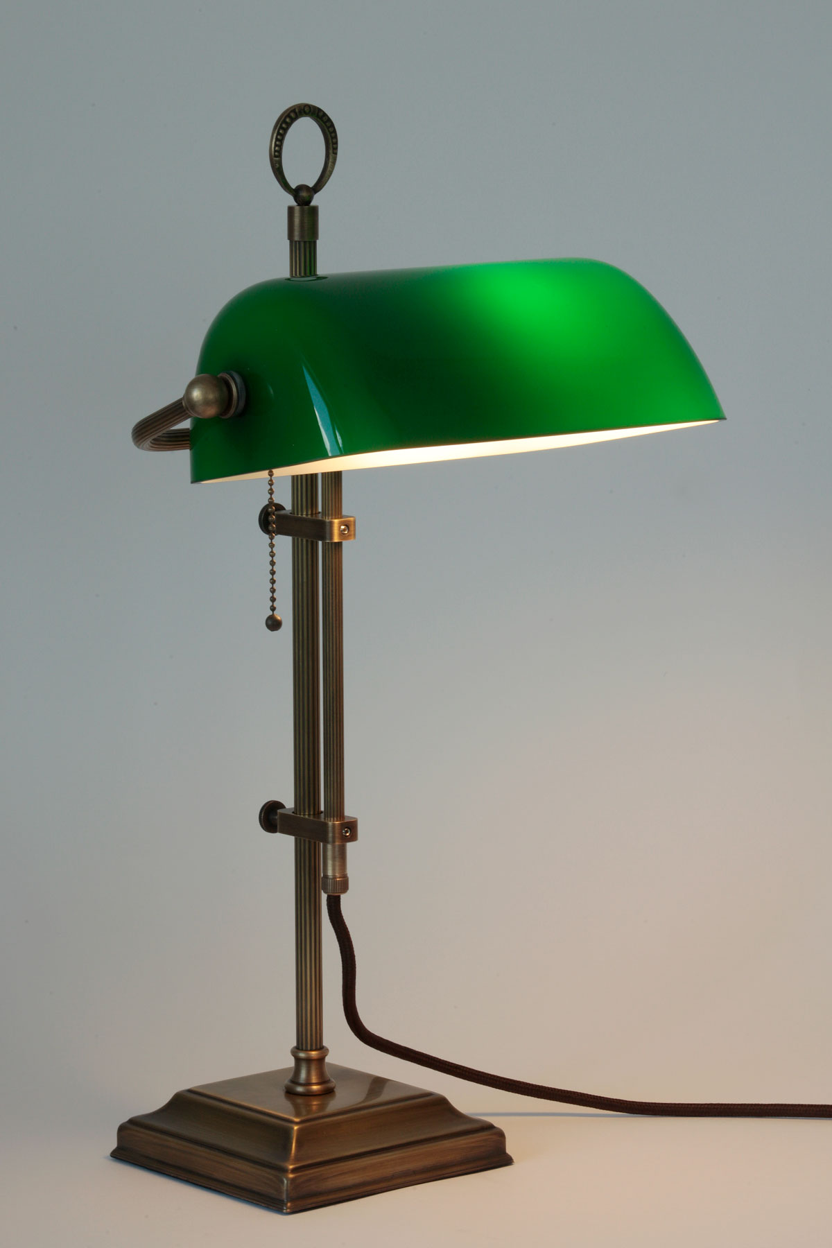Banker’s Lamp – klassische Schreibtischleuchte mit Glasschirm: Der Schirm ist in der Höhe verstellbar von ca. 35 bis 58 cm