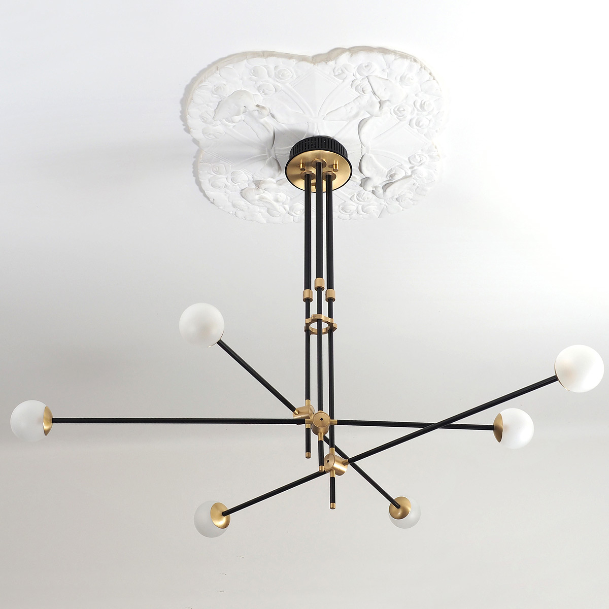 Beeindruckender Mid Century-Design-Leuchter aus Messing Beeindruckender Mid Century-Design-Leuchter aus Messing
