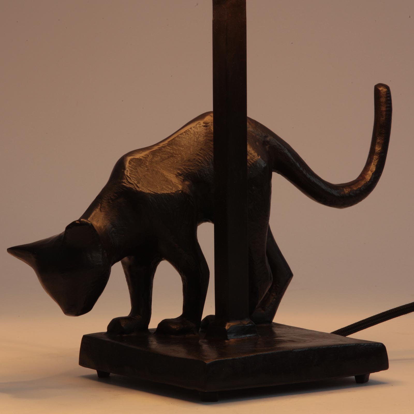 Bronzeguss-Leuchte LILI mit Katzenskulptur und Stoffschirm: Bronze brüniert