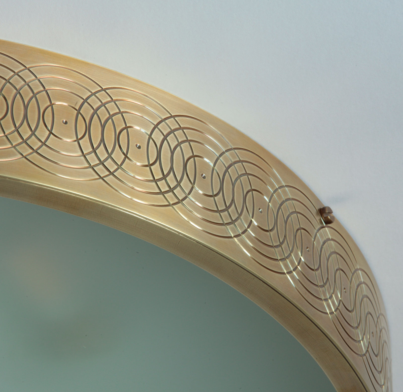 Kunstvolle flache Ring-Hängeleuchte aus Messing Ø 40 cm: Detail in Messing antik handpatiniert