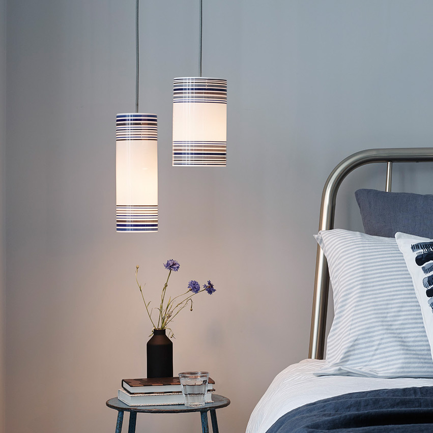 Bild 8: Modell MAY 1 (links) und MAY size 2 (dieser Artikel, rechts) Gestreifte Pendellampe aus Porzellan MAY Size 2, blau oder orange: Modell MAY 1 (links) und MAY size 2 (dieser Artikel, rechts)