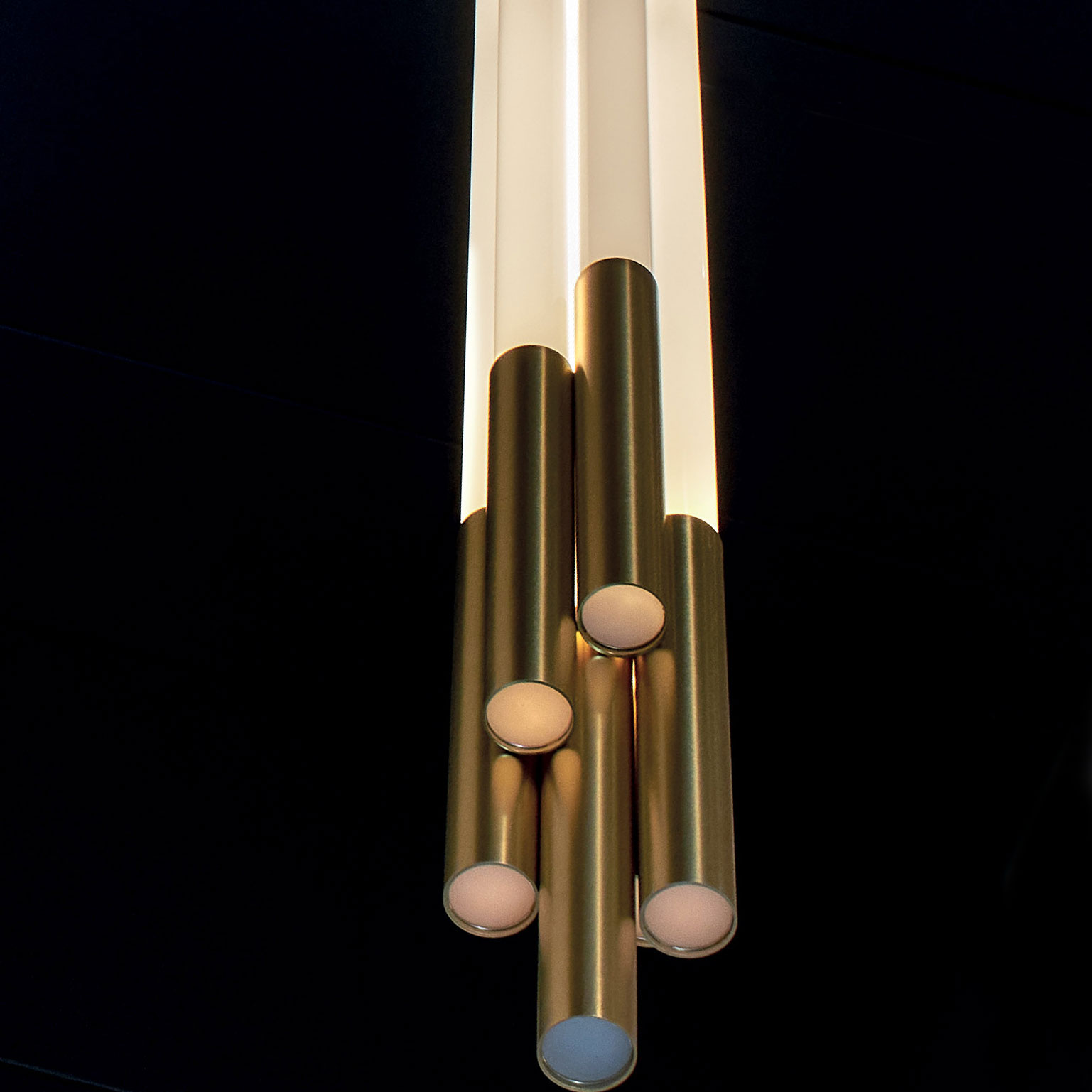 ORG Hängeleuchte aus 7 bzw. 12 langen Opalacrylglas-Röhren, Bild 3