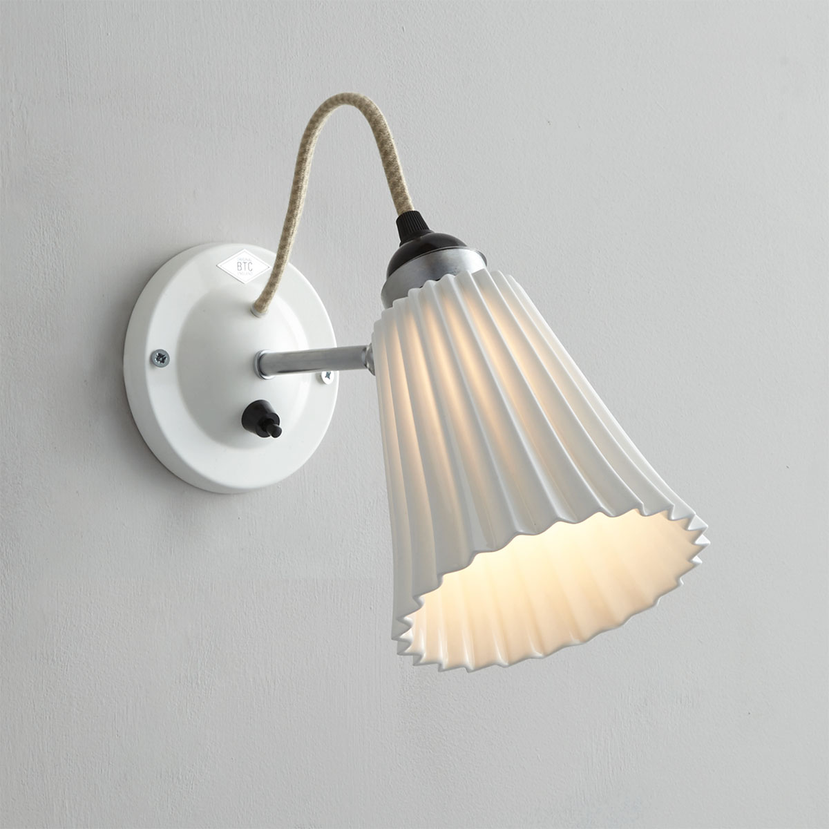 Kleine Wandlampe mit geriffeltem Porzellanschirm: Mittleres Modell, Version mit Schalter am Wandteil