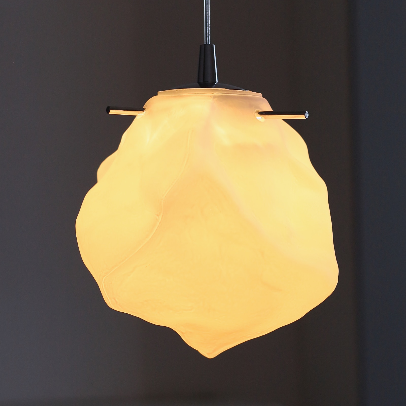 Pendelleuchte mit unregelmäßigem, weißem Struktur-Glas