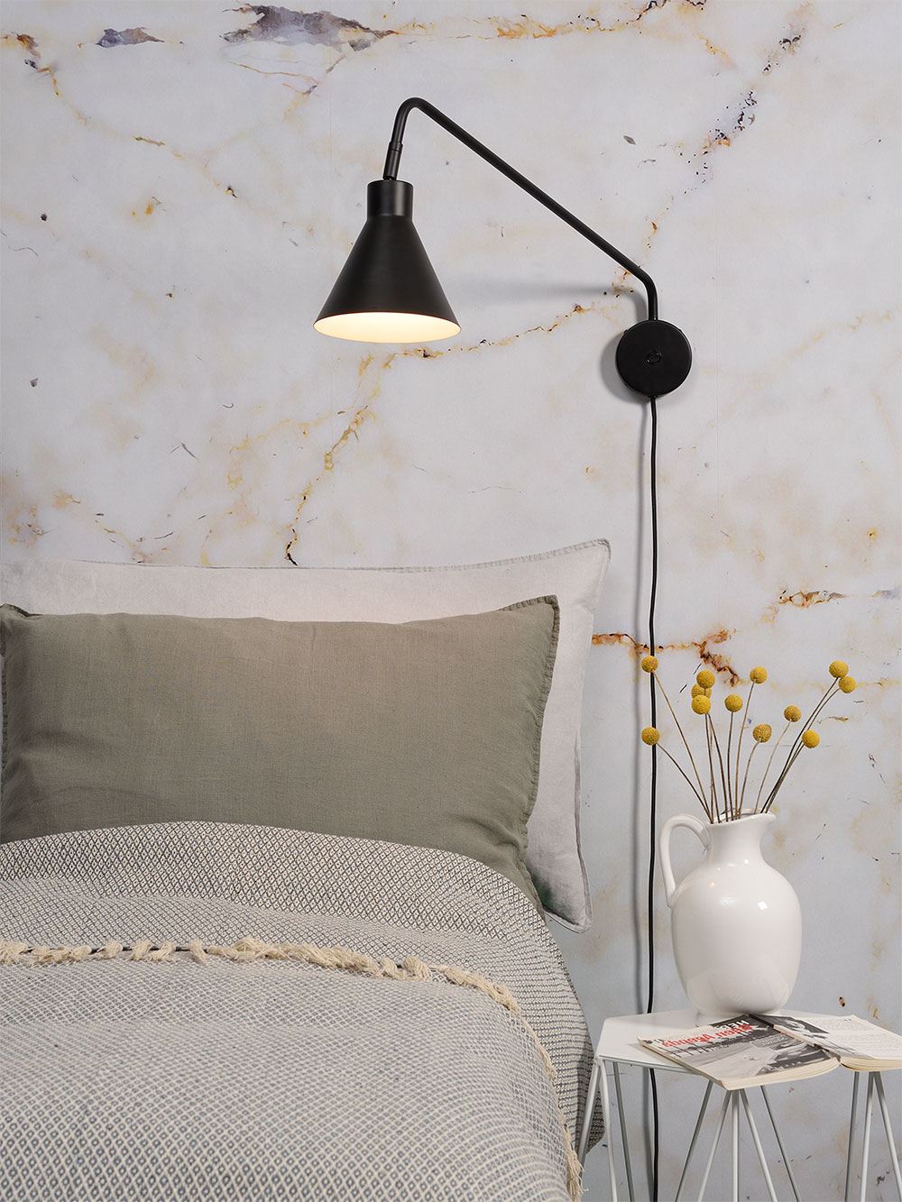 Elegante Wandleuchte mit 70 cm-Arm, schwarz oder gold: Ideale Wandleuchte für das Lesen im Bett: Schwenk-Arm mit 70 cm Ausladung